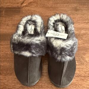 Sole Mates fuzzy black slip on slippers